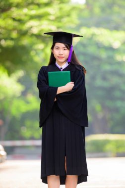 Asyalı kız öğrenciler diploma alarak mezun oldular.