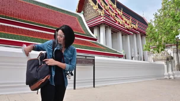 Neue Norm Asiatischer Frau Erkundet Bangkok Mit Karte — Stockvideo