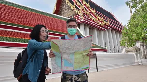 Ázsiai Pár Arc Maszk Arcvédő Felfedező Wat Pho Térképpel — Stock videók