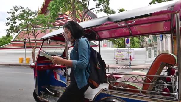 Neue Normalität Des Touristen Einem Chirurgischen Schild Mit Touristenkarte Wat — Stockvideo
