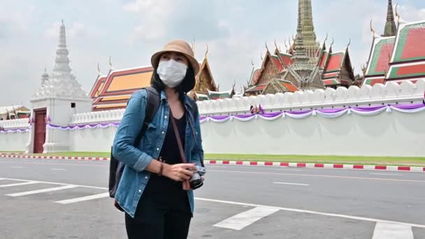 Nowa Normalna Turystka Masce Chirurgicznej Robiąca Zdjęcia Grand Palace Bangkoku — Wideo stockowe