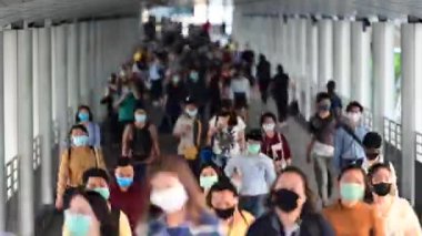 4K Zaman aşımı. Kalabalık şehir insanları yoğun saatlerde maske takıyor.