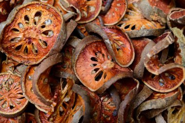 Kurutulmuş bael ya da bıldırcın dilimlerine yakın dur.