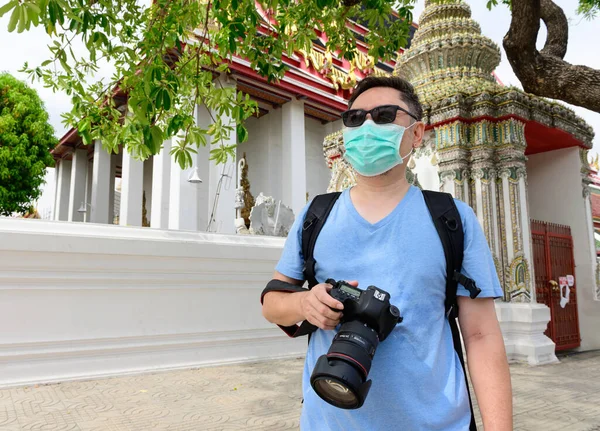 Život Pandemii Koronaviru Asiat Muž Dovolené Kamerou Wat Pho Bangkok — Stock fotografie
