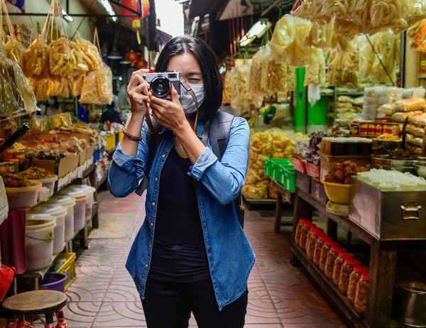 Turista Asiático Una Mascarilla Quirúrgica Tomando Fotos Chinatown Bangkok — Foto de Stock