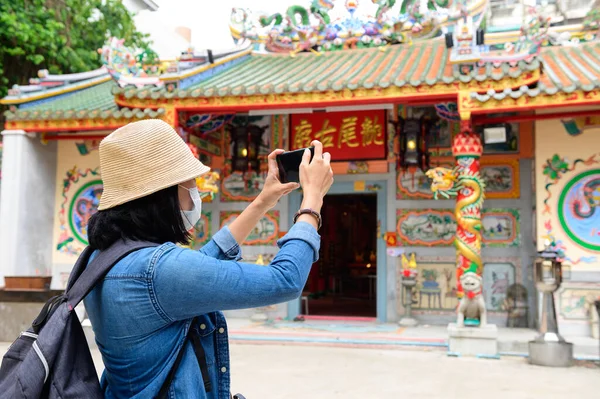 Turista Asiático Una Mascarilla Quirúrgica Tomando Fotos Templo Chino Bangkok — Foto de Stock