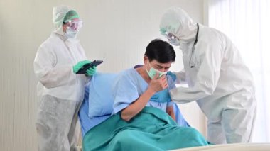 4K Covid-19 hastası hastanede PPE örtülü doktorlarla yatıyor.