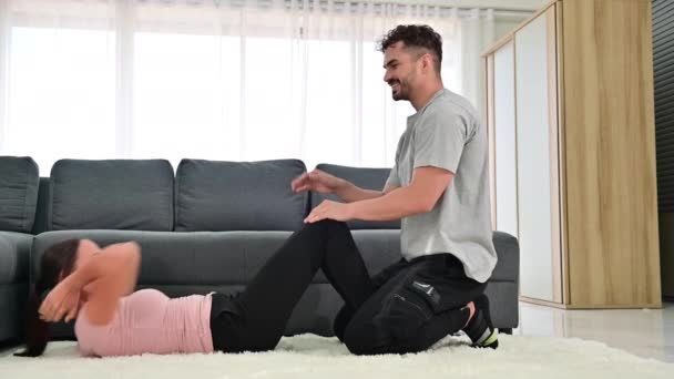 Man Helping Woman Doing Sit Crunches Mat Living Room — Stock Video