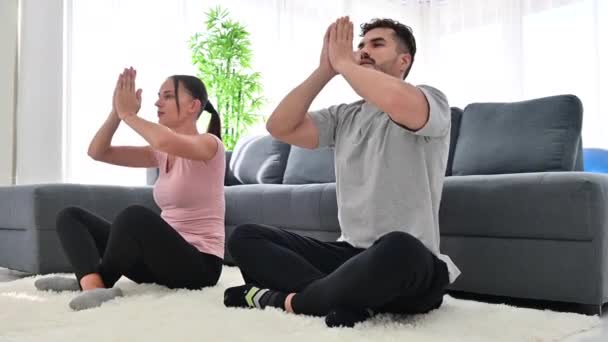 Ungt Par Tränar Yoga Gör Lotus Pose Och Andningsövningar Vardagsrum — Stockvideo