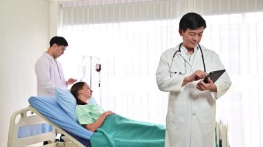 4K Portre gülümseyen doktor hastane odasında takım çalışması başarısı gösterdi.