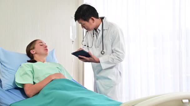 Senior Arts Praat Met Blanke Patiënt Bed Het Ziekenhuis Als — Stockvideo
