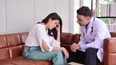 4K Doktor, kendini kötü hisseden, stres ve ciddi bir durumu olan ruh sağlığı hastasına iyi bakın ve danışmanlık yapın.