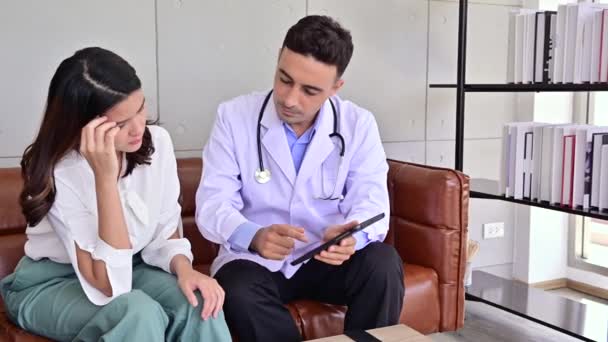 Médecin Tenir Main Femme Asiatique Patient Aider Exprimer Empathie Encourager — Video