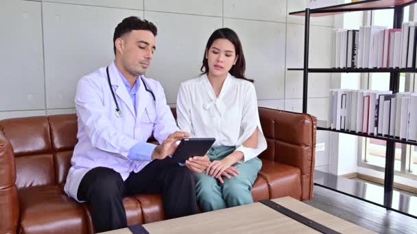 4K若い医師が病院で女性患者と話す — ストック動画