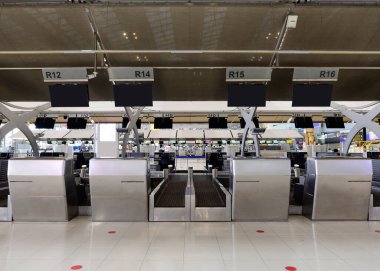Havaalanındaki check-in alanının ön görüntüsü