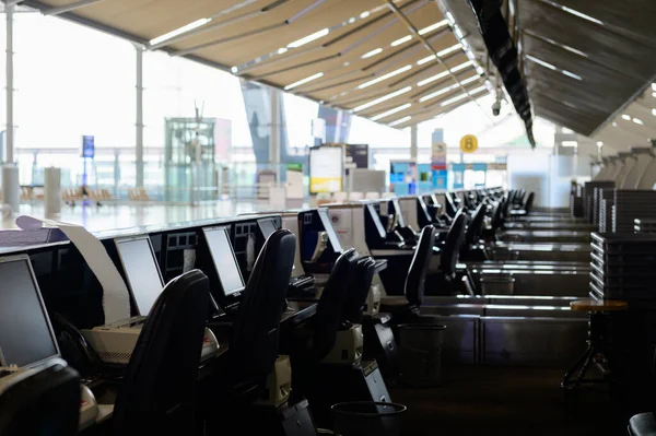 Fila Balcões Check Vazios Com Monitores Computador Aeroporto — Fotografia de Stock