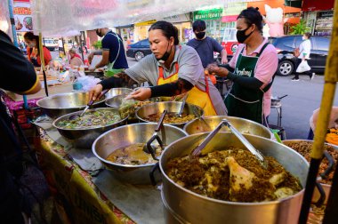 Bangkok, Tayland - 23 Haziran 2020: Kimliği belirsiz tedarikçi müşteriler için plastik torbaya yiyecek doldurdu