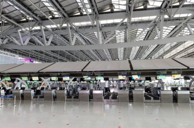Bangkok, Tayland - 23 Haziran 2020: Covid-19 sırasında Suvarnabhumi Havalimanı 'nda boş check-in.