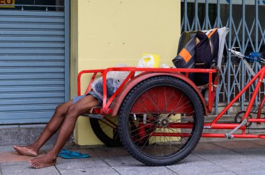 Bangkok 'ta eski bir triportörde uyuyan evsiz