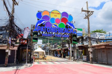 Phuket, Tayland - 20 Temmuz 2020: Covid-19 salgını nedeniyle Bangla yolunda boş turistler