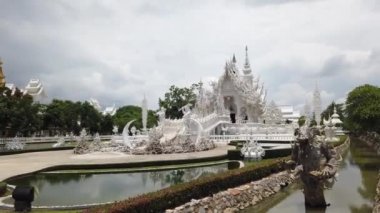 Chiang Rai, Tayland - 22 Temmuz 2020: Wat Rong Khun ünlü varış yeri Chiang Rai