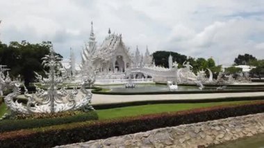 Chiang Rai, Tayland - 22 Temmuz 2020 Beyaz Tapınak veya Wat Rong Khun ünlü varış noktası Chiang Rai