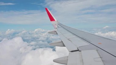 4K Uçak penceresi bulutların üzerinde uçuyor