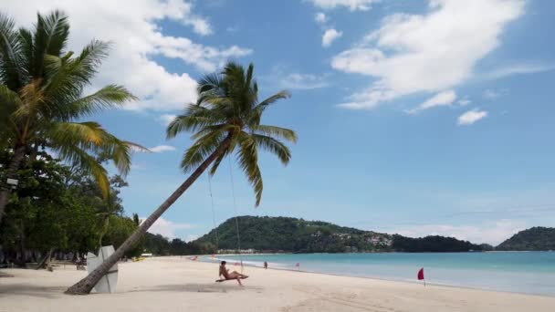 Phuket Tailandia Julio 2020 Mujer Joven Columpiándose Una Playa Pocas — Vídeos de Stock