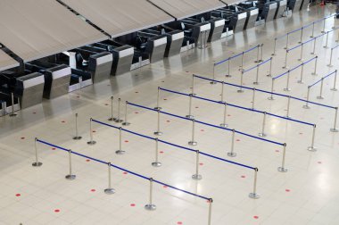 Kalabalık kontrol engelli boş havalimanı gişe gişesi