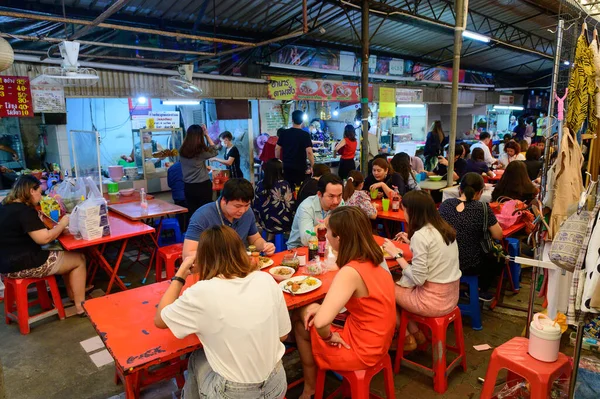Bangkok Tayland Ağustos 2020 Yemek Saatinde Bangkok Bir Grup Insan — Stok fotoğraf