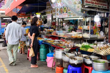 Bangkok, Tayland - 5 Ağustos 2020: Taylandlılar sokak yemeği alırken cerrahi maske takarlar