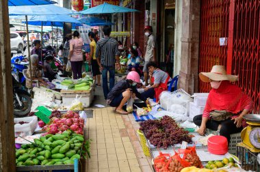 Hat Yai, Tayland - 6 Ağustos 2020: Taylandlılar Hat Yai Plaza Market 'ten meyve alırken cerrahi maske takıyorlar