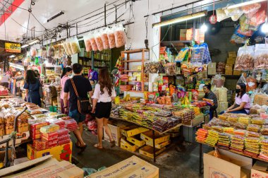 Hat Yai, Tayland - 6 Ağustos 2020: Songkhla 'daki Kim Yong Market' in çeşitli kurutulmuş gıda dükkanları