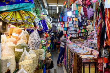 Hat Yai, Tayland - 6 Ağustos 2020: Kimliği belirsiz Müslüman kadın Kim Young Market 'te çizmeleriyle oturuyor