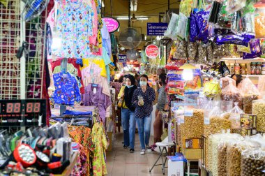 Hat Yai, Tayland - 6 Ağustos 2020: Kimliği belirsiz turist Kim Young Market 'te dolaşıyor