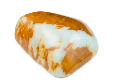 Yeşim taşı minerali beyaz arkaplanda