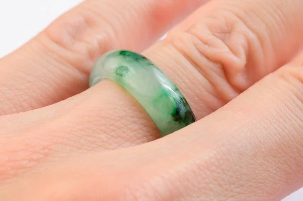 Moss Jadeite Gyűrű Kéznél — Stock Fotó