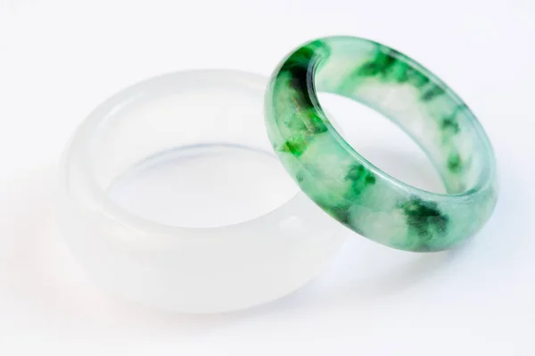 Csoport Fehér Zöld Jadeite Gyűrű Fehér Alapon — Stock Fotó
