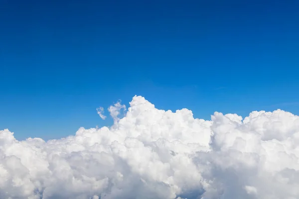 Πάνω Από Σύννεφα Από Παράθυρο Του Αεροπλάνου Μπλε Ουρανό — Φωτογραφία Αρχείου