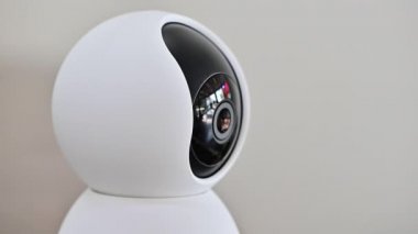 4K güvenlik kamerası hareket ediyor ve kaydı eğip büküyor