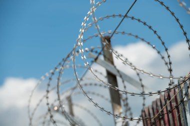 Askeri çitin dikenli tellerine yakın çekim