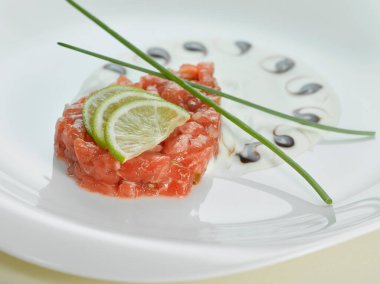 beyaz arka planda balık carpaccio