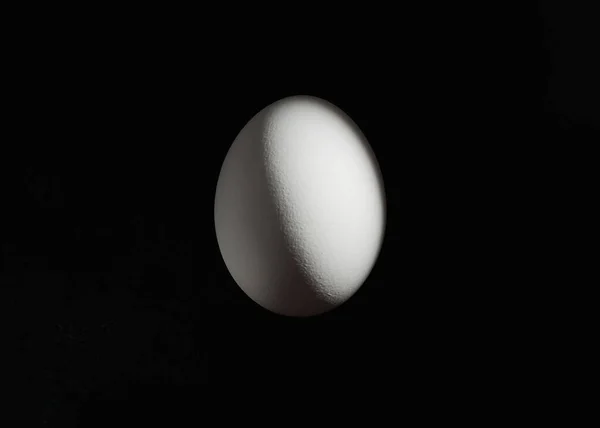 Kuřecí vejce na černém pozadí — Stock fotografie
