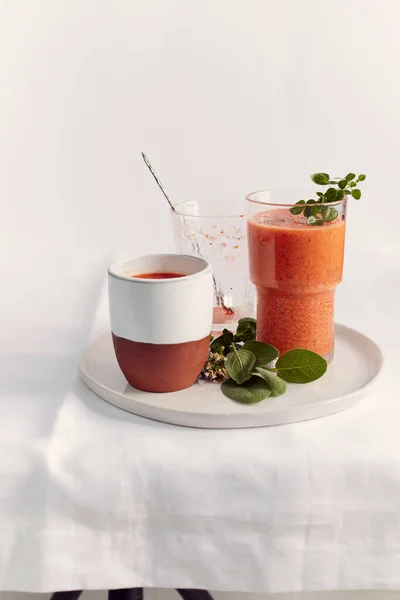 Sopa de gaspacho frio em um copo com ervas — Fotografia de Stock