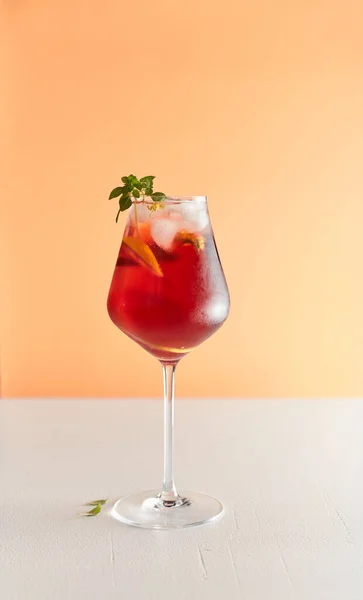 Iced tea with herbs and ice in a glass — Stock Photo, Image