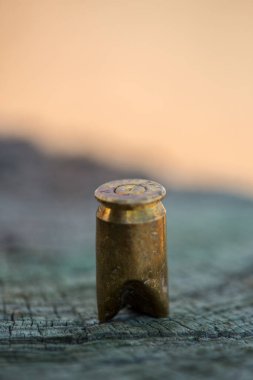 Mermi kovanı yere bırakılmış.