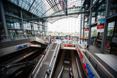Berlin 'deki tren istasyonu merdivenleri.