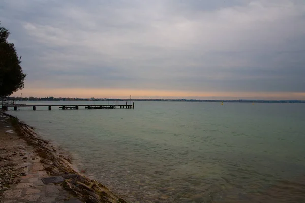 嘉达湖 意大利锡尔敏的美景 — 图库照片