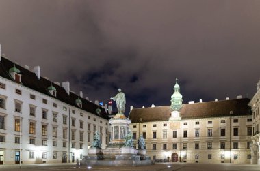 Wien 'in şehir merkezinin gece manzarası