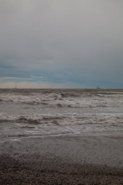 Bulutlu ve rüzgarlı bir akşamda deniz